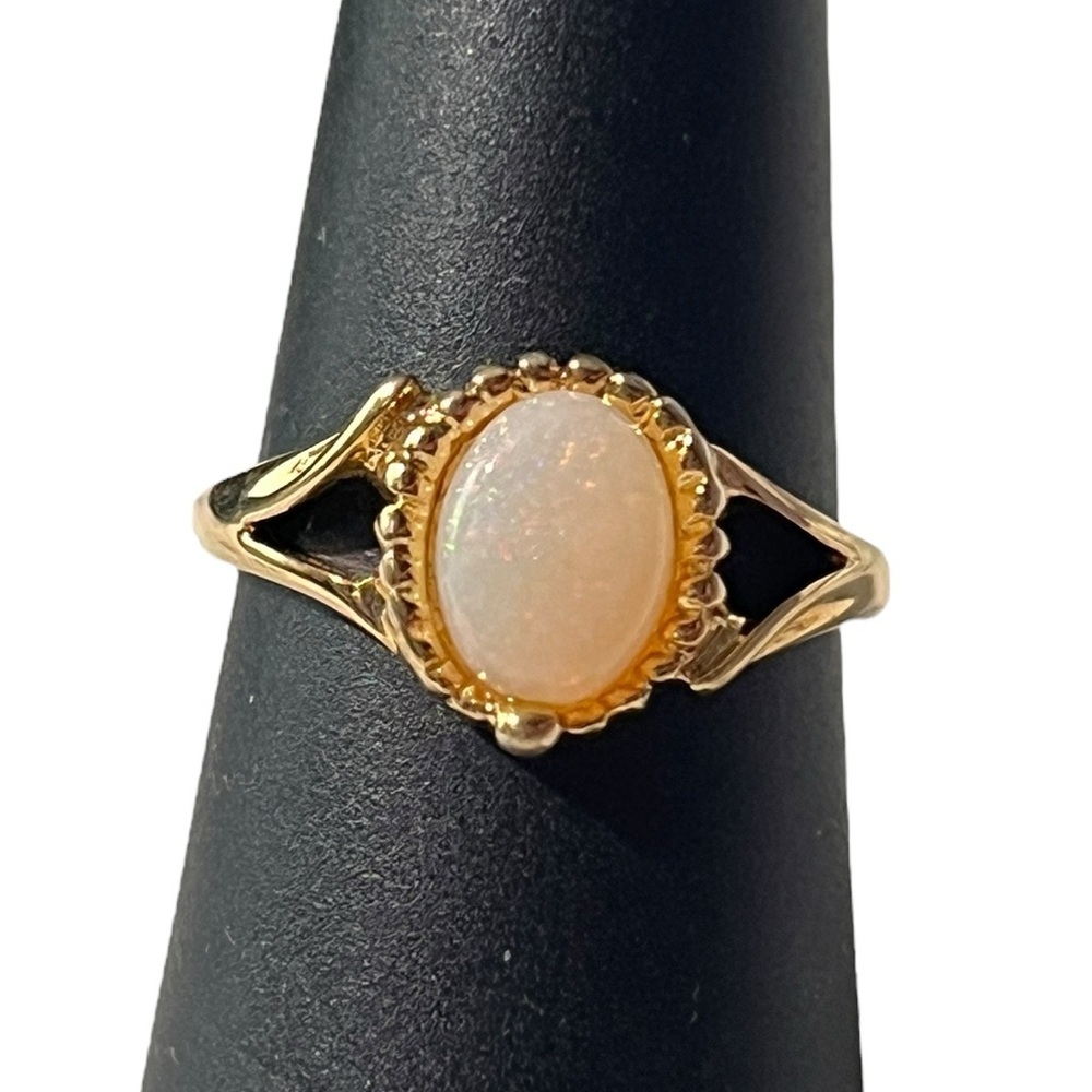 Beautiful Gold-tone Opal Ring, size 6.75
